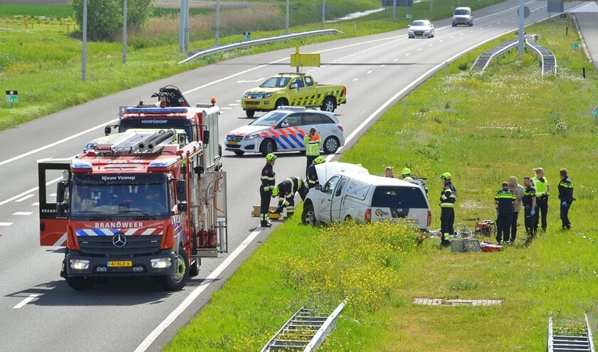 Meerdere hulpdiensten rukken uit om de gewonden te helpen.