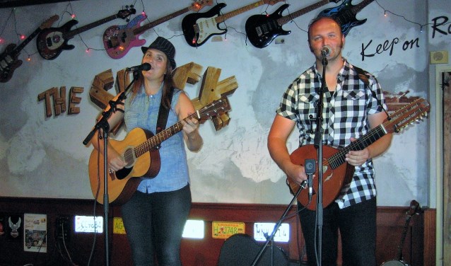 De tweemansband Boxin' The Vox staat op Moederdag in The Shack.