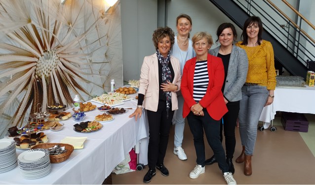 De dames van LinkedMeer zijn klaar met de voorbereidingen voor de high tea waarvan de bewoners gaan smikkelen.