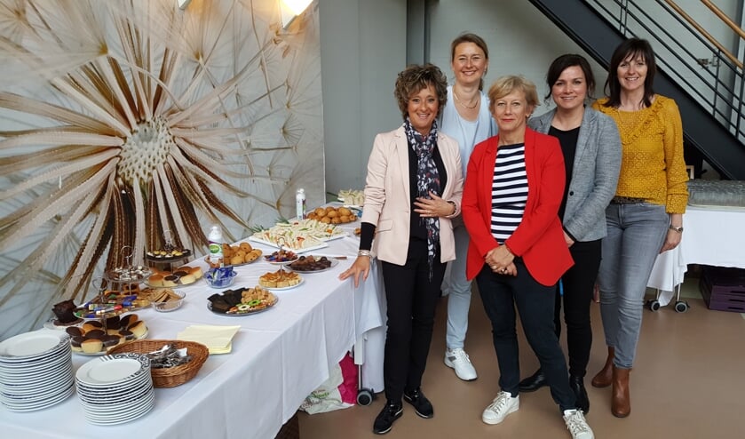 De dames van LinkedMeer zijn klaar met de voorbereidingen voor de high tea waarvan de bewoners gaan smikkelen.