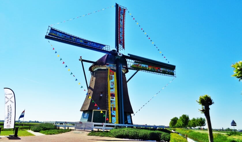 De molen is vanwege het jubileum feestelijk getooid.