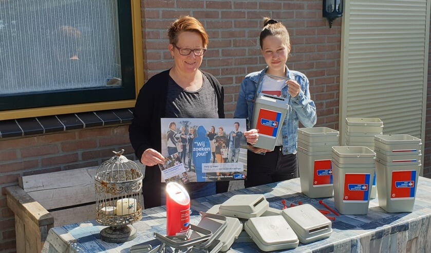 Monique en Maartje van Peperstraten: “samen de collecte voorbereiden, gezellig en een fluitje van een cent”.