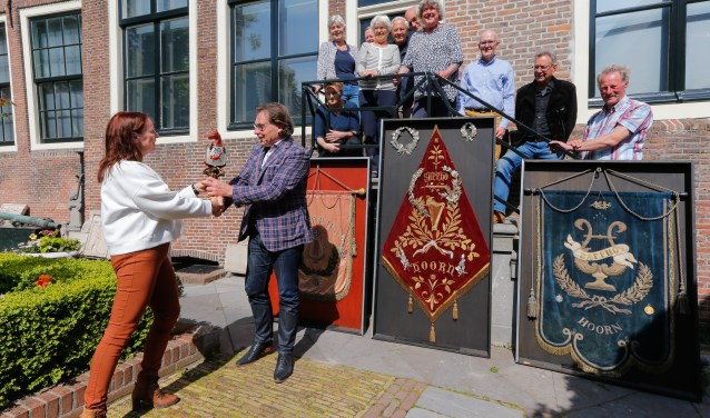 Leden van de Koninklijke Zangvereniging Sappho droegen drie historische vaandels over aan het Westfries Museum.