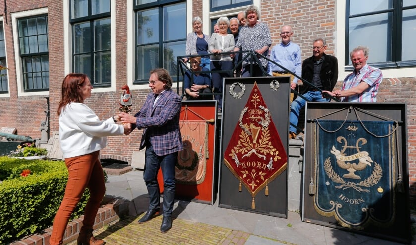 Leden van de Koninklijke Zangvereniging Sappho droegen drie historische vaandels over aan het Westfries Museum.