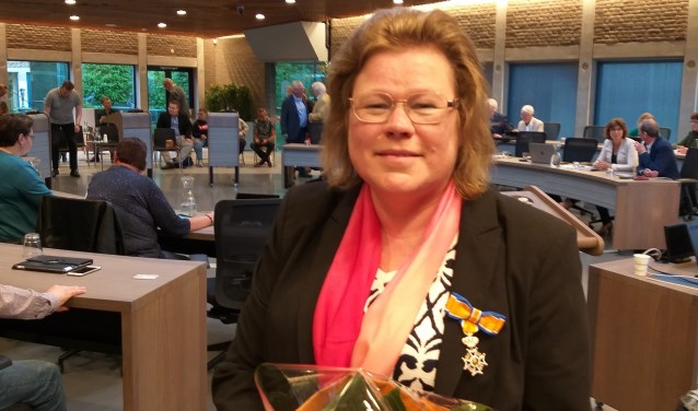 Annette Valent werd Koninklijk onderscheiden voor haar werkzaamheden als raadslid.