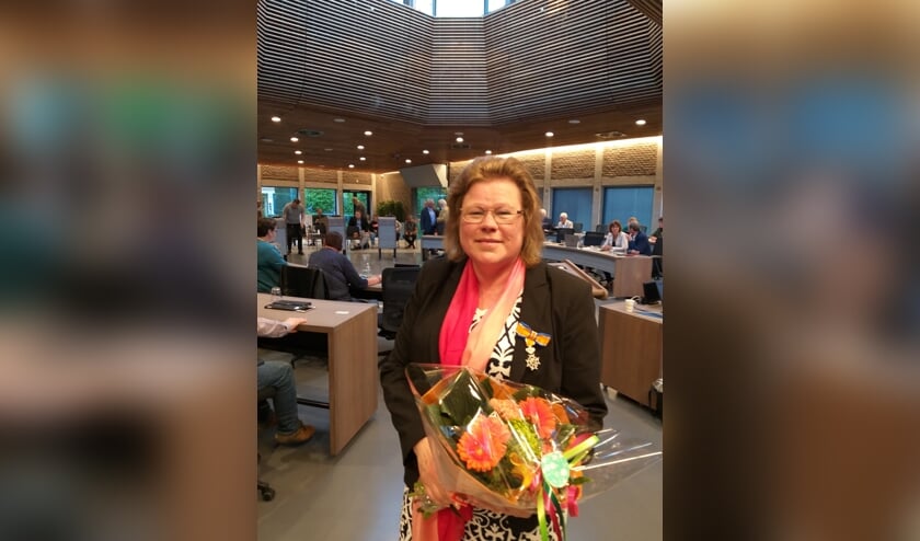 Annette Valent werd Koninklijk onderscheiden voor haar werkzaamheden als raadslid.