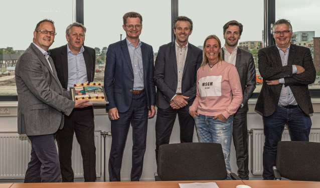 Vertegenwoordigers van beide bedrijven gingen maar wat graag op de foto. Uiteraard met taart.