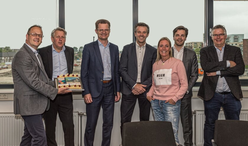 Vertegenwoordigers van beide bedrijven gingen maar wat graag op de foto. Uiteraard met taart.