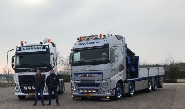 Voorzitter van het Truckfestival Westfriesland, Paul Kaarsemaker (r), zet zijn truck tijdens het Truckfestival ook op de Nieuwstraat. Hier samen met vriend Timo Bakker toen ze beiden een nieuwe truck kochten.