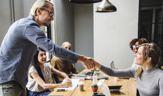 Werkzoekenden krijgen tips voor hun sollicitatiegesprek of CV en kunnen hun ervaringen delen met elkaar.