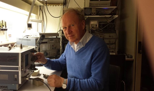 Een amateur achter het uitgebreide meetinstrumentarium van de NVRA aan de onlangs verlengde meettafel.