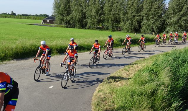 Deelnemers kunnen in eigen tempo de tochten fietsen.