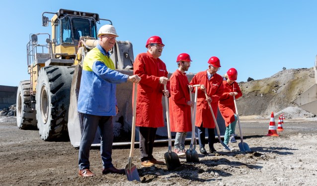 Eerste schop in de grond, met van links naar rechts: Hans van den Berg, Adnan Tekin, Jan van Kampen, Martijn Smit en Linda Valent.