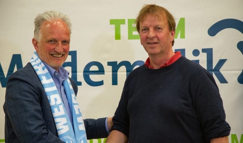 Voorzitter Van Eijk bezegeld de afspraak met Pieter Kok van TEAM Medemblik.