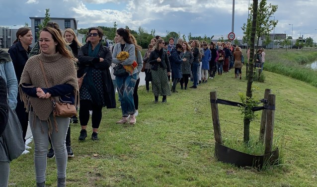 Festivalgangers wachten op een pendelbus.