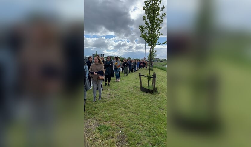 Festivalgangers wachten op een pendelbus.