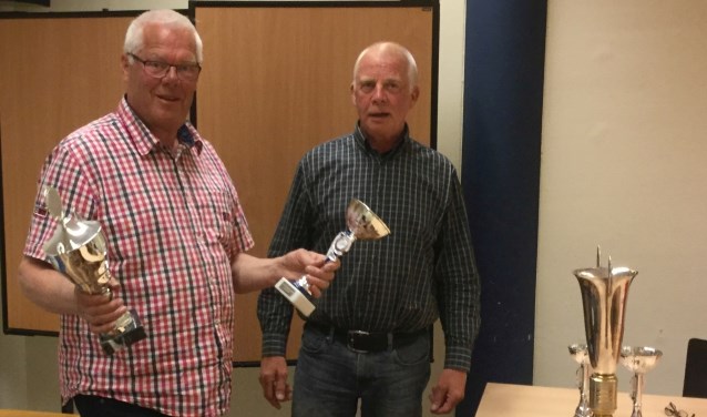 Jan Kloes (links) ontvangt zijn bekers.