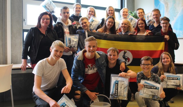 De leerlingen en hun begeleiders zijn klaar voor het Afrikaanse avontuur!