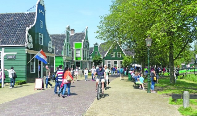 Toeristen bezoeken Zaanse Schans.