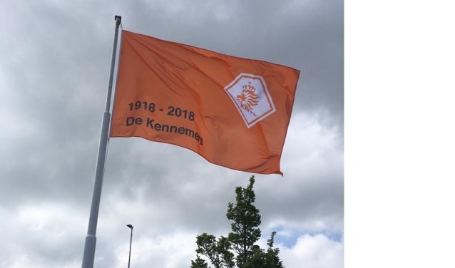 De jubileumvlag die de Kennemers van de KNVB heeft gekregen.