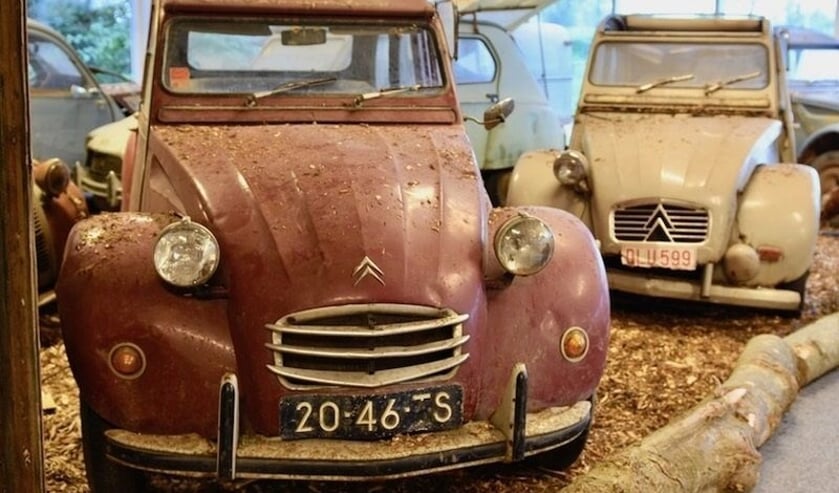 Wie gek is van de 2CV, kan eens een bezoekje brengen aan het Eenden Museum in Andijk.