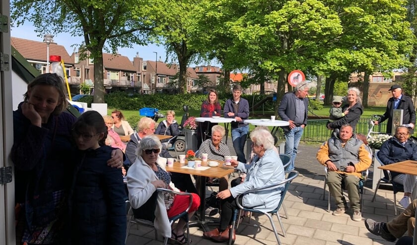Buurtbloemetjes werden uitgereikt aan buurtbewoners.