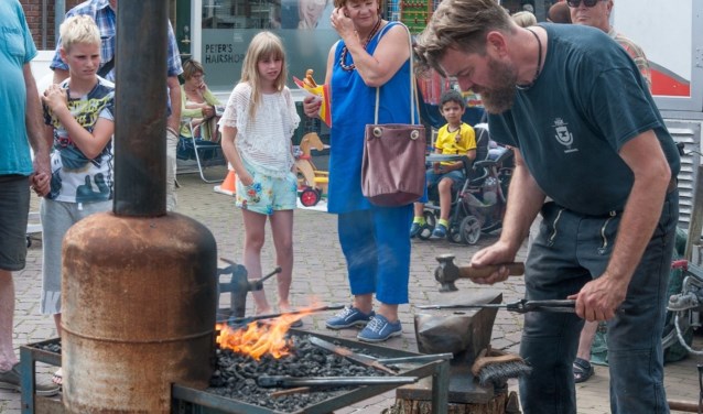 De smid demonstreert zijn ambacht tijdens de Zomermarkten in Medemblik.