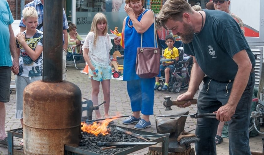 De smid demonstreert zijn ambacht tijdens de Zomermarkten in Medemblik.