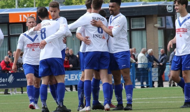 DEM heeft reden tot juichen, want superspits Anthony van Dongen scoort weer.