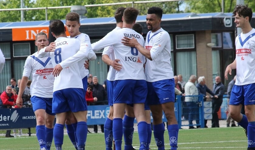DEM heeft reden tot juichen, want superspits Anthony van Dongen scoort weer.