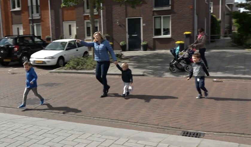 Doriande Goedhart probeert de Meeuwenstraat veilig over te steken met haar kinderen.