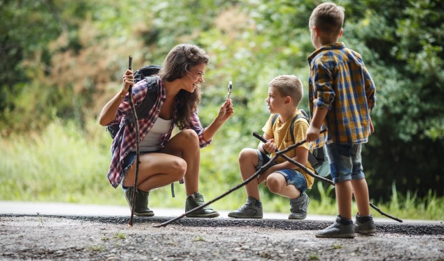 De leerlingen leren van alles over de natuur tijdens de wandeling met Bomendag in Hoogwoud.