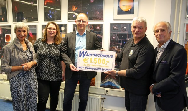 Voorzitter Paul Volman (tweede van rechts) neemt namens Sterrenwacht Saturnus de cheque in ontvangst uit handen van het bestuur van het Bot Waarderingsfonds.