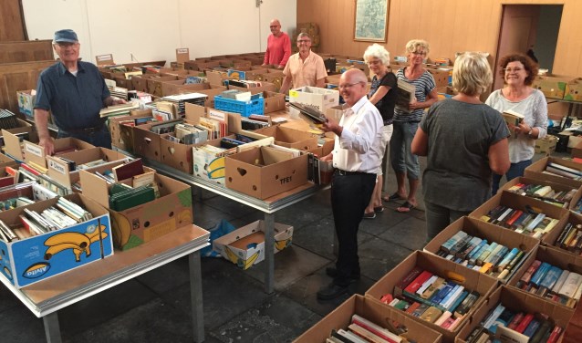 Struinen op de boekenmarkt in de kerk van Oudendijk.