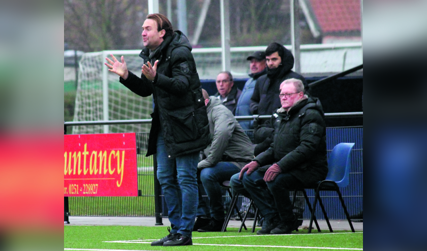 DEM-trainer Arvid Smit moedigt zijn ploeg aan.