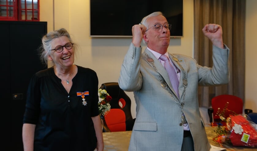 Tanja Nansink kreeg de versierselen van burgemeester Nijpels van de gemeente Opmeer.