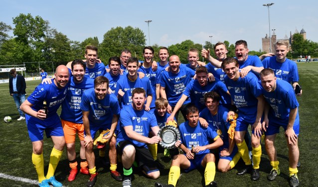 Het tweede team van ODIN'59 met de kampioensschaal.