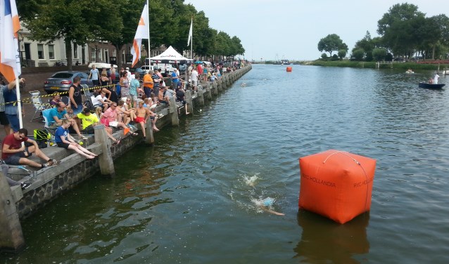 De Harbour City Swim is een prestatietocht over duizend meter waaraan iedereen vanaf twaalf jaar kan deelnemen.