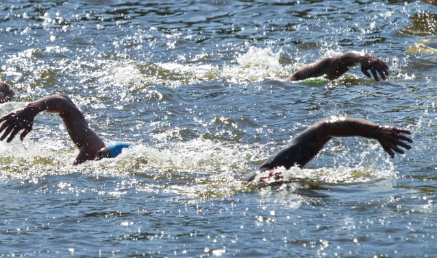 Buiten zwemmen tijdens de Open Water Swim.