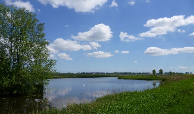 Een helderblauwe lucht in Hoofddorp.