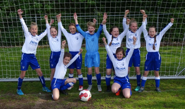 vlnr: Lieke Kos, Kiki Bing, Jezz van Wolfswinkel, Lindie Hoedjes, Luna de Jongh, Roselin Bruin,Elvie Doorn en vooraan Robin Beers en Yasmine ten Bruggecate.