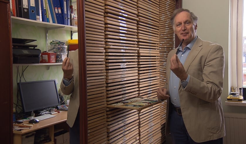 Willem met zijn verzameling reclamepennen.