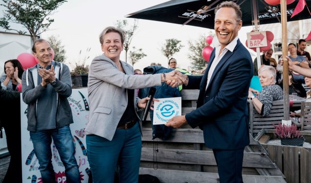 Willem Staphorsius, hier tijdens de uitreiking van het certificaat 100% kringloop, is door het bestuur weggestuurd.