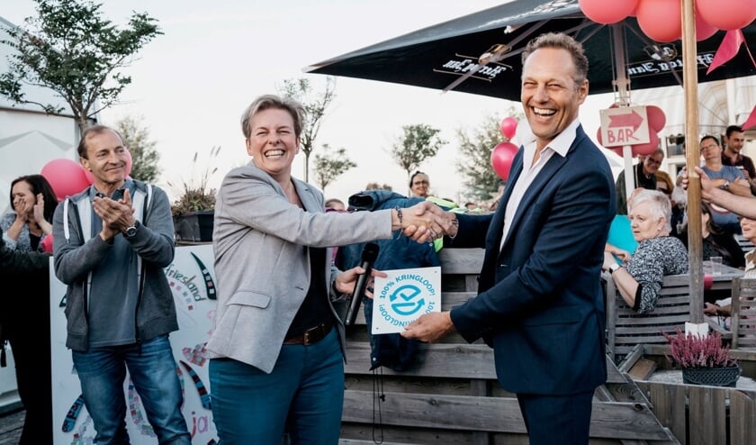 Willem Staphorsius, hier tijdens de uitreiking van het certificaat 100% kringloop, is door het bestuur weggestuurd.