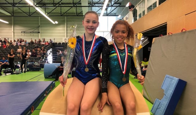 Maartje Hennephof en Tessa Slijngaard tonen trots hun respectievelijke bronzen en zilveren medaille.