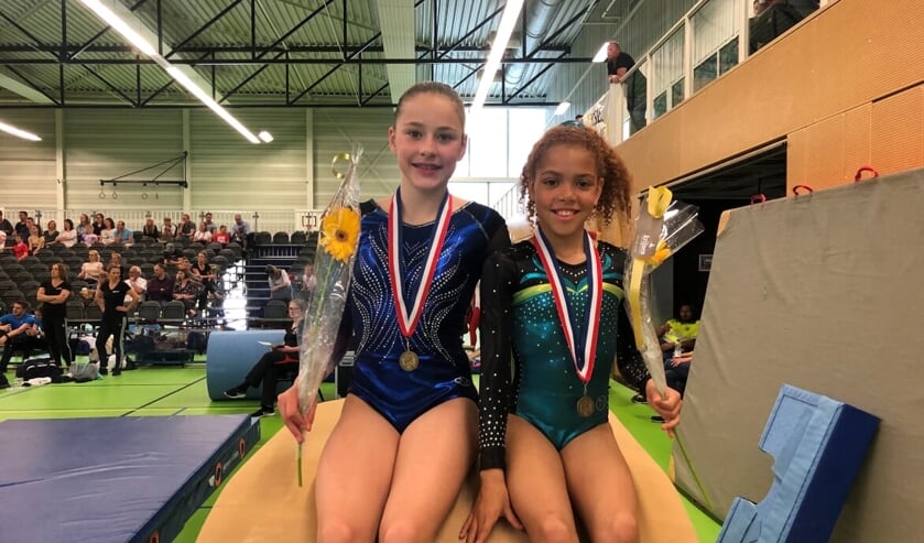 Maartje Hennephof en Tessa Slijngaard tonen trots hun respectievelijke bronzen en zilveren medaille.