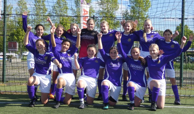 Meiden van team O15 blij met hun prestatie.