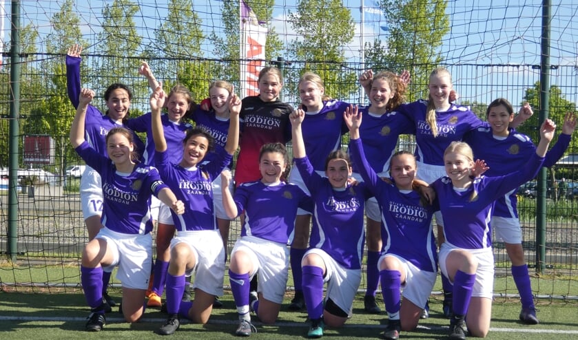 Meiden van team O15 blij met hun prestatie.