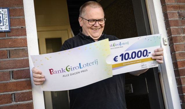 Rob uit Beverwijk wordt verrast met een cheque ter waarde van 10.000 euro.