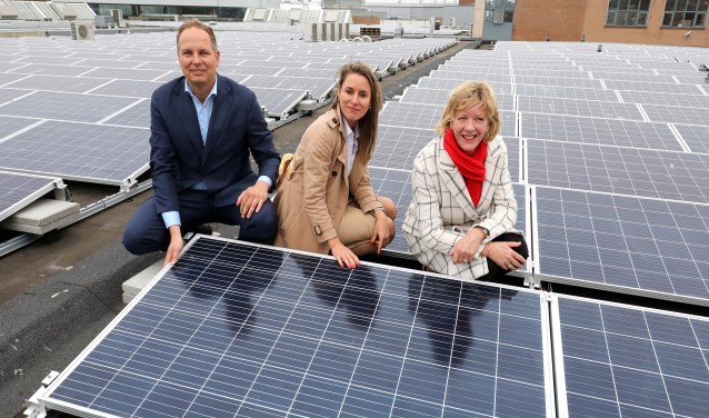 Vlnr. Duco Beltman (Wereldhave), Doris Slegtenhorst (Wereldhave) en wethouder Monique Stam bij de zonnepanelen op het dak van Middenwaard.